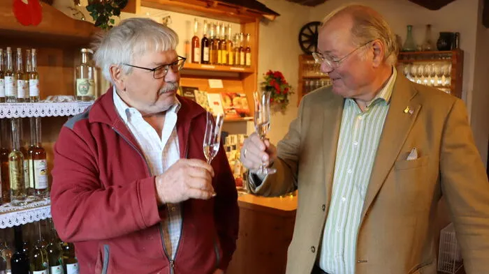 Josef Kelz und Hans Hofer gönnen sich eine Kostprobe vom Abakus.