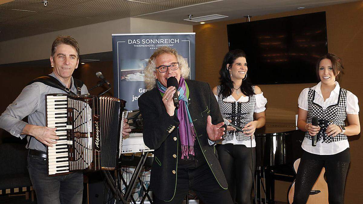 Der Fürstenfelder Tourismusobmann Josi Thaller singt mit Günter, Tina und Nicki Freiberger den &quot;Thermenland Blues&quot;