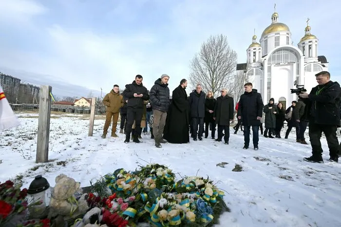 Butscha ist ein Symbol der Gräuel, die laut ukrainischen Angaben von russischen Soldaten im Zuge des Angriffskriegs begangen wurden. Im März kam es hier zu mehreren Massakern. Letztlich wurden die Leichen von 458 Menschen gefunden, von denen 419 Anzeichen dafür trugen, dass sie erschossen, gefoltert oder erschlagen worden waren.