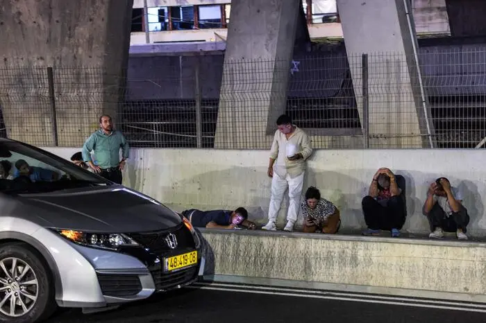 Menschen suchen Schutz unter einer Brücke in Tel Aviv.