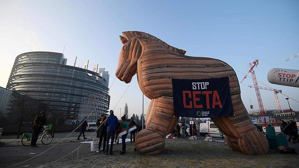 Die Demonstrationen ließen die Parlamentarier unberührt