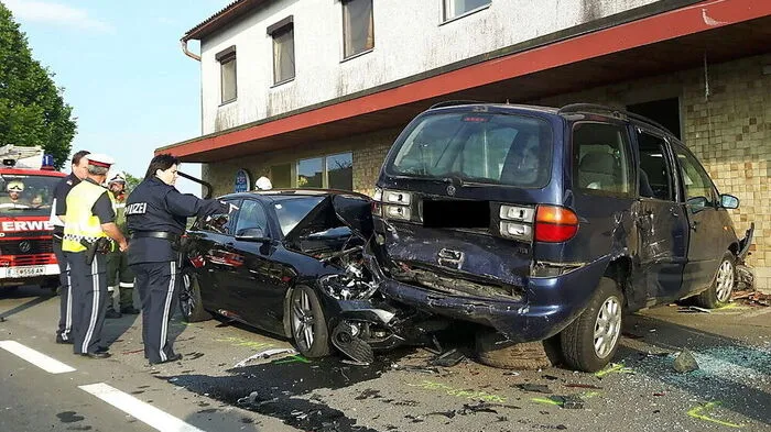 Zwei der Unfallfahrzeuge waren so ineinander verkeilt, dass die Feuerwehr Seilwinde und Hebekissen benötigte