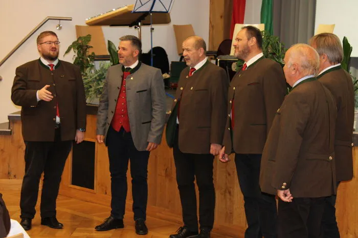 Das Quintett der MGV Scholle stimmte mit traditionellen Kärntnerliedern ein.