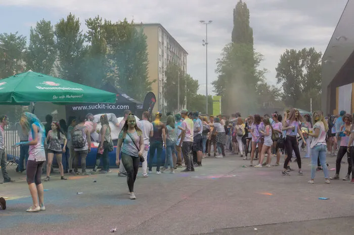 In Feierlaune und farbenfroh genossen Hunderte das Spektakl bei zahlreichen Music-Acts und Shows.