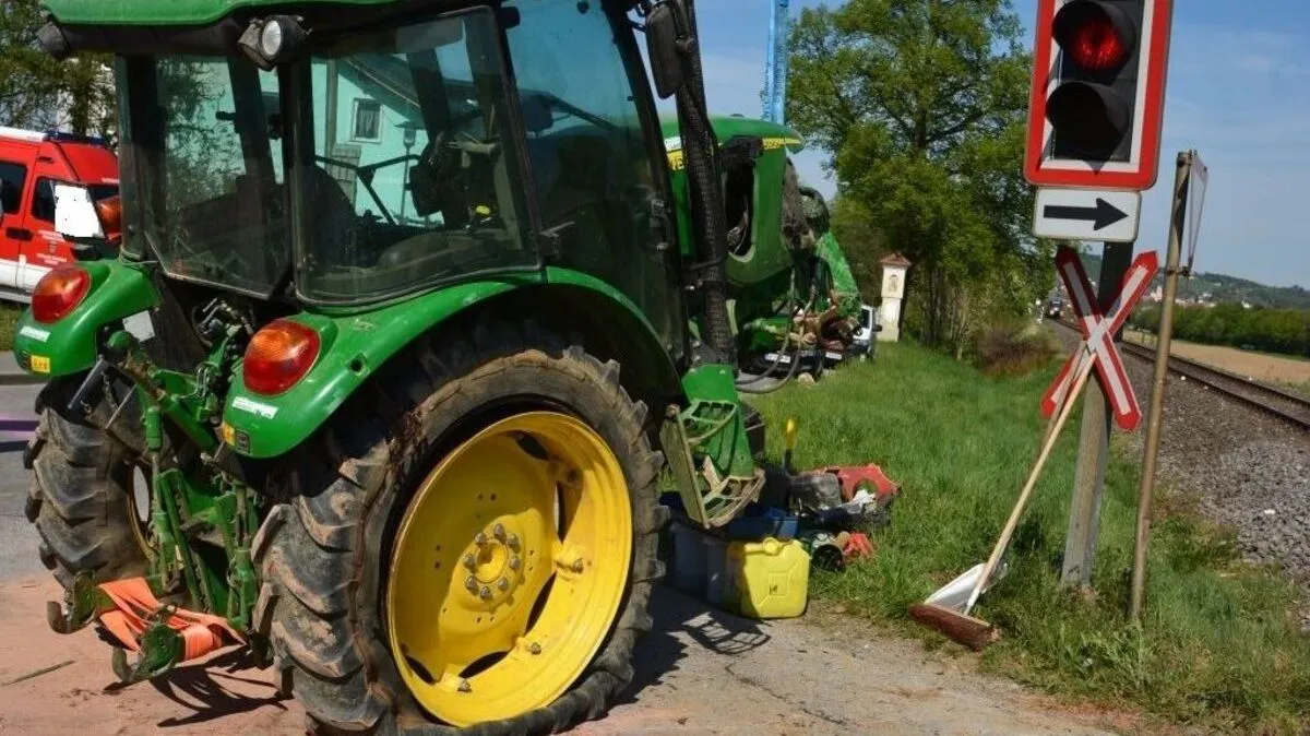 Der Traktor wurde beim Aufprall schwer beschädigt