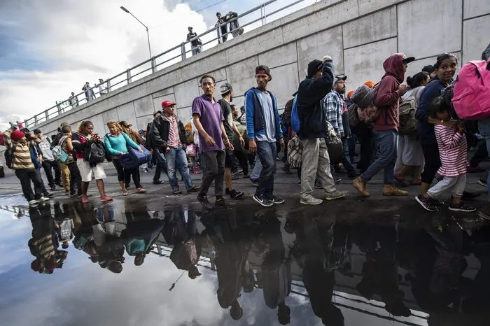 "Sie sollen uns durchlassen", sagte ein Demonstrant. "Wir sind verzweifel, wir haben unsere Familien in Honduras gelassen. Wir müssen anfangen zu arbeiten."