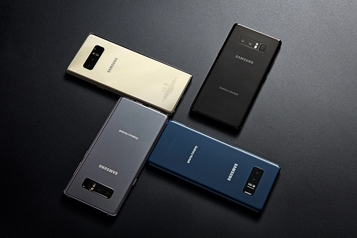 Der Besitzer eines Note 8 kann sich mit drei verschiedenen biometrischen Erkennungsmethoden auf dem Gerät anmelden (Fingerabdruck, Gesichtserkennung, Iris-Scanner). Der Fingerabdrucksensor befindet sich auf der Rückseite des Geräts direkt neben den beiden Kameralinsen, ähnlich wie beim Samsung Galaxy S8.