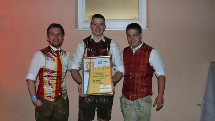 Obmann Marco Krainz (Bildmitte) wurde eine Urkunde für das 30-jährige Bestehen der Landjugend-Ortsgruppe St. Peter am Wallersberg überreicht.