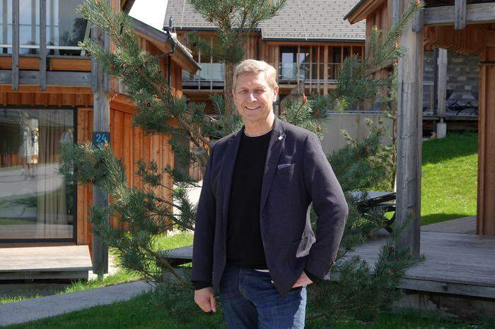 Alps Resorts-Eigentümer Brix in seiner Anlage in Haus im Ennstal