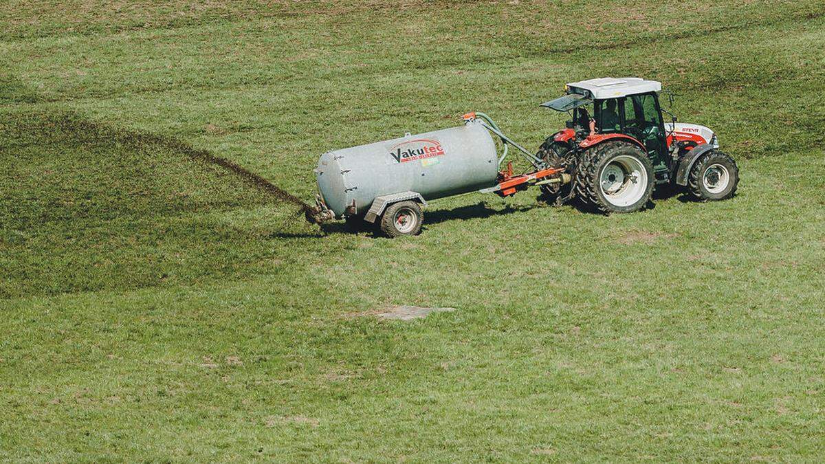 Der Traktor kippte beim Ausführen von Gülle um (Sujetbild)