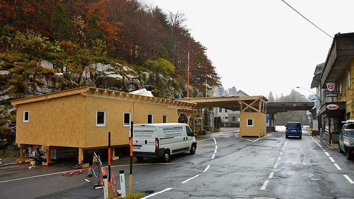 Ein Grenzkontrollpunkt wird seit einigen Tagen auf dem Plöckenpass errichtet 