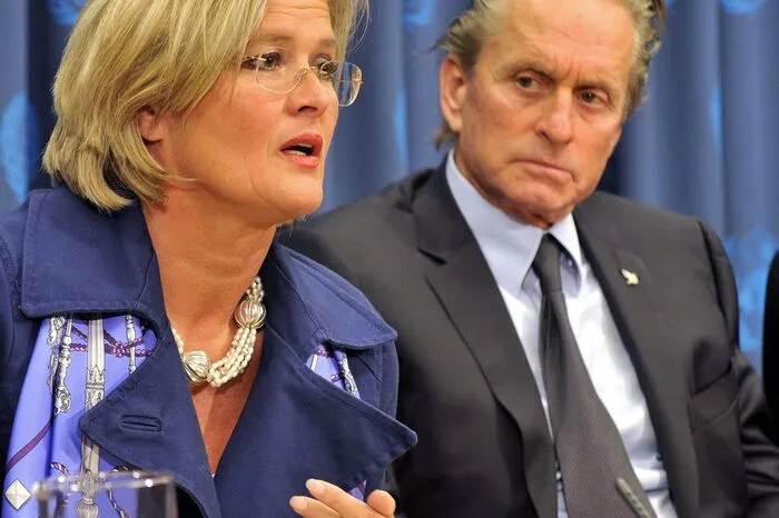 Douglas ist politisch engagiert. Hier als UN-Friedensbotschafter mit der damaligen österreichishcen Außenministerin Ursula Plassnik.