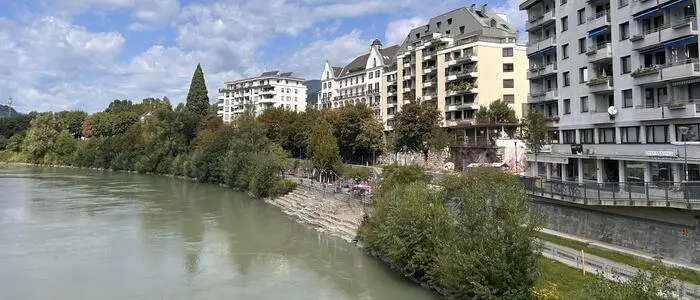Blick auf den Fluss Drau, einen Teil des Ufers und dort befindliche Häuser