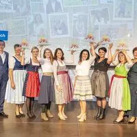 Das sind die Hofheldinnen 2024 mit ihren Gratulanten v.l.n.r.: Vorstandsmitglied Steiermärkische Sparkasse Oliver Kröpfl, Landesbäuerin Viktoria Brandner, Claudia Faustmann-Kerschbaumer, Roswitha Marold, Karin Absenger, Michaela Stangl, Margret Karelly, Daniela Eberl, LK-Vizepräsidentin Maria Pein, LK-Präsident Franz Titschenbacher