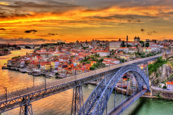 Die Ponte Dom Luís I., errichtet von einem ehemaligen Kompagnon Gustave Eiffels, die über den Douro führt, ist doppelstöckig. Oben fährt die Bahn über die Brücke, auf der unteren Ebene fahren Autos, Busse, Motorräder. Fußgänger dürfen auf beiden Ebenen den Douro überqueren. Der Blick auf Porto ist atemberaubend.
