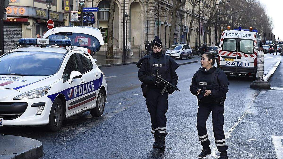 Polizisten erschossen den bewaffneten Mann, als er eine Polizeiwache stürmte