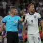England-Kapitän Harry Kane im Gespräch mit Schiedsrichter Daniele Orsato