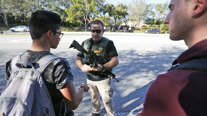 Bei einer Schießerei an einer Schule in Parkland im US-Bundesstaat Florida hat es 17 Todesopfer gegeben. Nach Angaben der Polizei sind unter den Toten sowohl Schüler als auch Erwachsene.