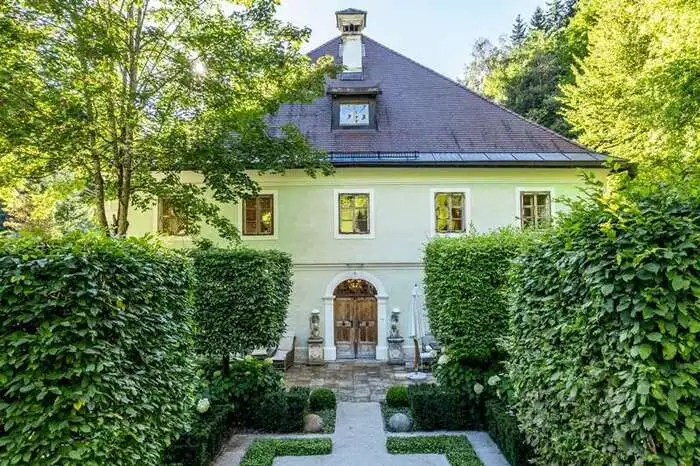 Das Schloß Lölling mit einer Wohnfläche von 1210 m² besticht mit barocken Teilkaminen, Fußbodenheizung sowie Antiquitäten und modernen Designermöbeln. Preis: 2.5 Millionen Euro