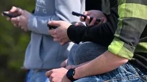 Für viele Kinder und Jugendliche gleicht das eigene Handy einem Suchtmittel.