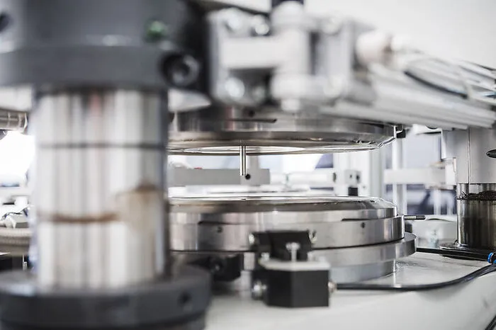 Mit den Pressmatritzen (für jede Seite eine) wird unter Druck und Wasserdampf die Vinylplatte in der Vinylpresse hergestellt.