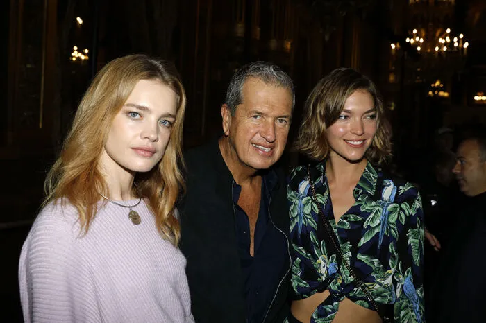 Fotograf Mario Testino mit den Models.