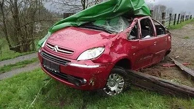 Erst nach 300 Metern kam der Pkw an einem Holzzaun zum Stillstand 