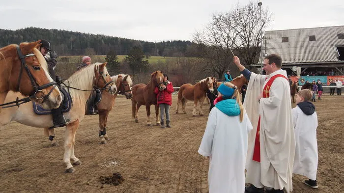 Die Tradition der Pferdesegnung am Stefanitag ist bei den Reitern nach wie vor ungebrochen beliebt. In vielen Reitställen in Klagenfurt Stadt und Land segneten Geistliche Pferd und Reiter. So auch beim Wakonighof in Maria Rain.