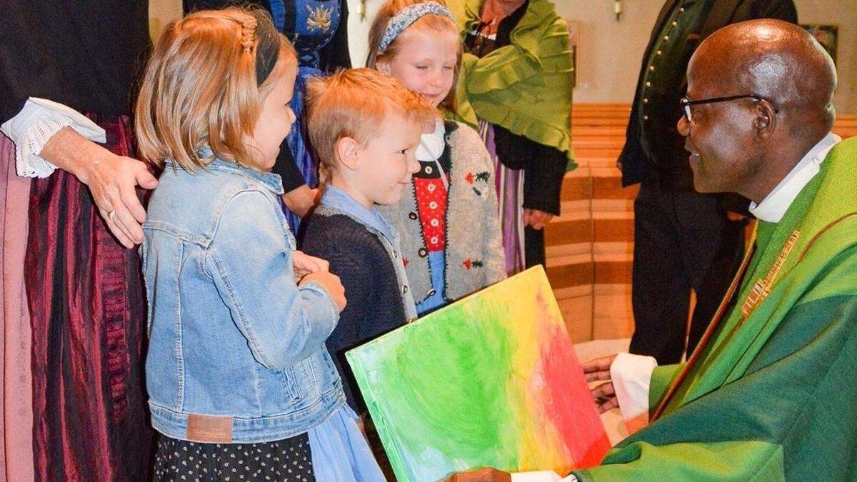 Kinder der Kindergruppe Tauernzwerge verabschieden sich von Pfarrer Charles