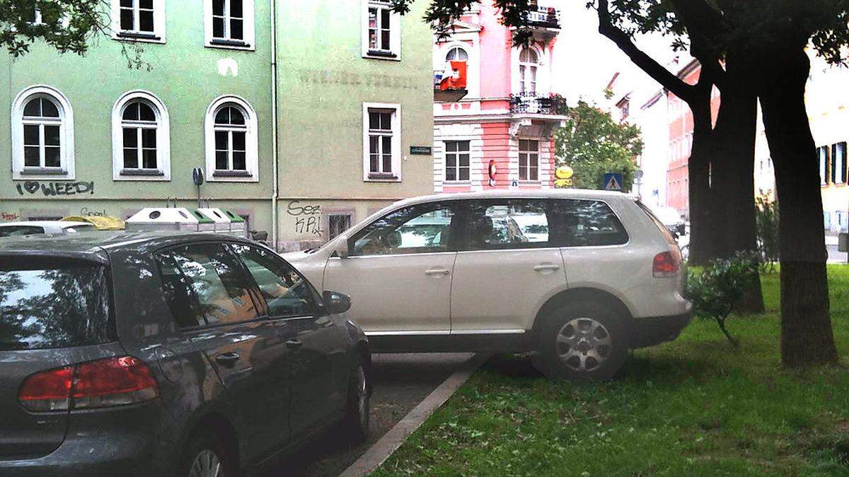 Ein Parkvergehen, gleich im doppelten Sinn: Das Auto falsch geparkt, in dem es teils in der kleinen Parkfläche abgstellt wurde