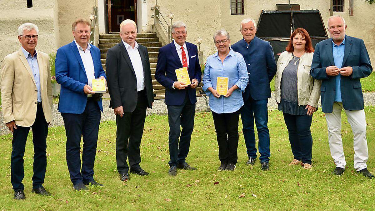 Museumsleiter Kurt Telesklaf, Leopold Astner, Heinz Pansi,  Peter Kaiser, Gisela Hopfmüller, Franz Hlavac, Martina Wiedenig sowie Karl Tillian 