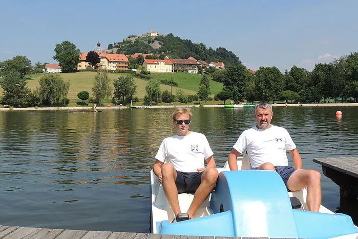 Am Fuße der Riegersburg (Bezirk Südoststeiermark) liegt das Seebad, das nicht nur mit einem besonderen Ausblick lockt. Touristen und Einheimische genießen die Zeit unter den schattenspendenden Bäumen, nützen das umfangreiche Freizeitangebot oder genießen das Essen im Restaurant Seehaus. Die Wassertemperatur liegt etwa bei 25 Grad Celsius.