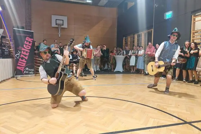 Danach hieß es auch für die Gäste: Tanzfläche frei. Für die nötige Stimmung sorgten bis in den frühen Morgenstunden die Gruppe „Die Aufzeiger“ und DJ Armin Pieber. 