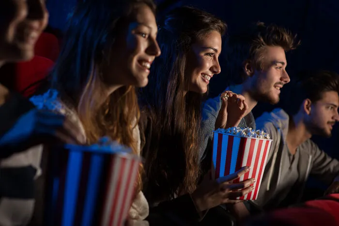 fsk Kino. Das Programmkino ist ein Treffpunkt für Freunde des Films. Das Wahrzeichen ist ein kleiner Springbrunnen vorder Leinwand. Der Beginn des Films wird mit leisen Plätschergeräuschen eingeläutet. Segitzdamm 2, 10969 Berlin