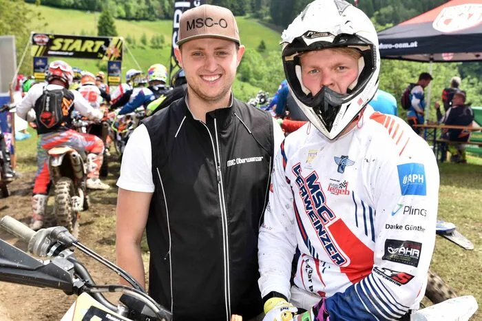 Thomas Reichhold (rechts) mit Bruder und Betreuer Hubert, zählt zu großen Endurotalenten in Österreich. Der Lausdorfer ist regierender Juniorenmeister und startet heuer in der Profiklasse.
