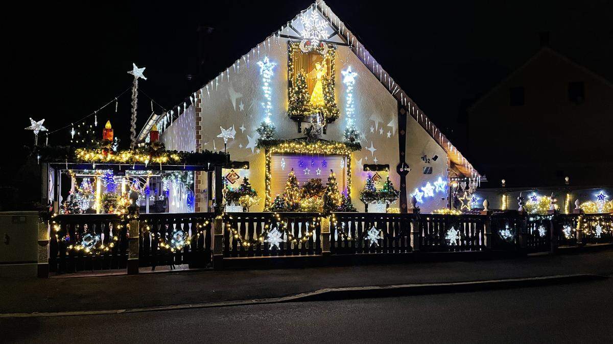 Das Weihnachtshaus in Dorfstraße in Leoben-Leitendorf zieht Jahr für Jahr viele Schaulustige an