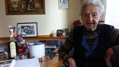 Maria Sonnleitner in ihrer Küche in Markt Hartmannsdorf, umgeben von vielen Bildern ihrer Lieben