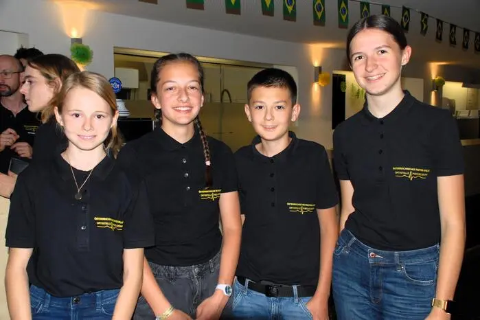 Ein Schätzspiel zu Mitternacht, eine Fotoecke sowie eine Blaulichtbar rundeten die Party dieser Pischelsdorfer Sommernacht bis in die frühen Morgenstunden ab.
