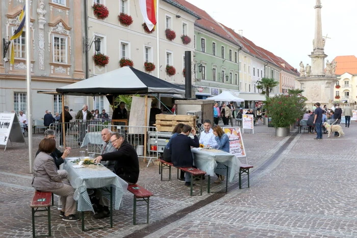 Unter dem Motto „Kärntnerisch Jausnen am Hauptplatz“ verwandelte sich am Freitagnachmittag der Hauptplatz der Herzogstadt in eine große Buschenschank. 