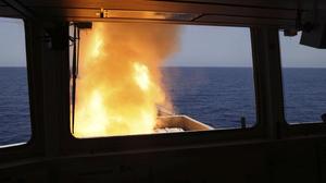 Um Dronen und Raketen der Houthi-Rebellen abzufangen, werden etwa von der HMS Diamond der Royal Navy aus Abfangraketen gestartet