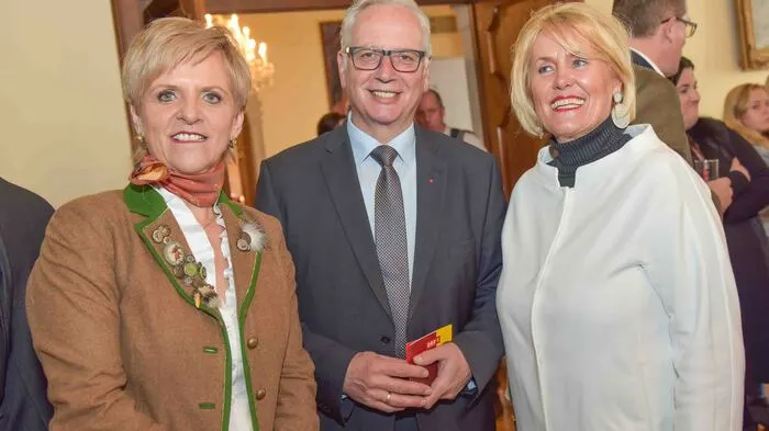 ORF-Redakteurin Barbara Frank und Kameramann Alfred Bein verbrachten einen Sommer am Millstätter See und gestalteten den Österreich-Bild-Beitrag "(M)ein Sommer am Millstätter See". Die Vorpremiere war im Schloss Porcia:  ORF-Landesdirektorin Karin Bernhard, Landtagspräsident Reinhart Rohr und Tourismusmanagerin Maria Wilhelm. 