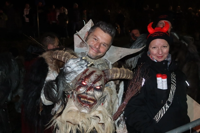 Ohne Masken waren die Gestalten gleich weniger schrecklich.