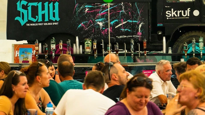 Schü wird vom Partybus "Susi" aus vermarktet