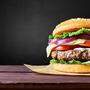 Die Fleischersatzfirma &quot;Beyond Meat&quot; hat mit ihren veganen Laberl jetzt auch McDonald's erreicht (Symbolbild)