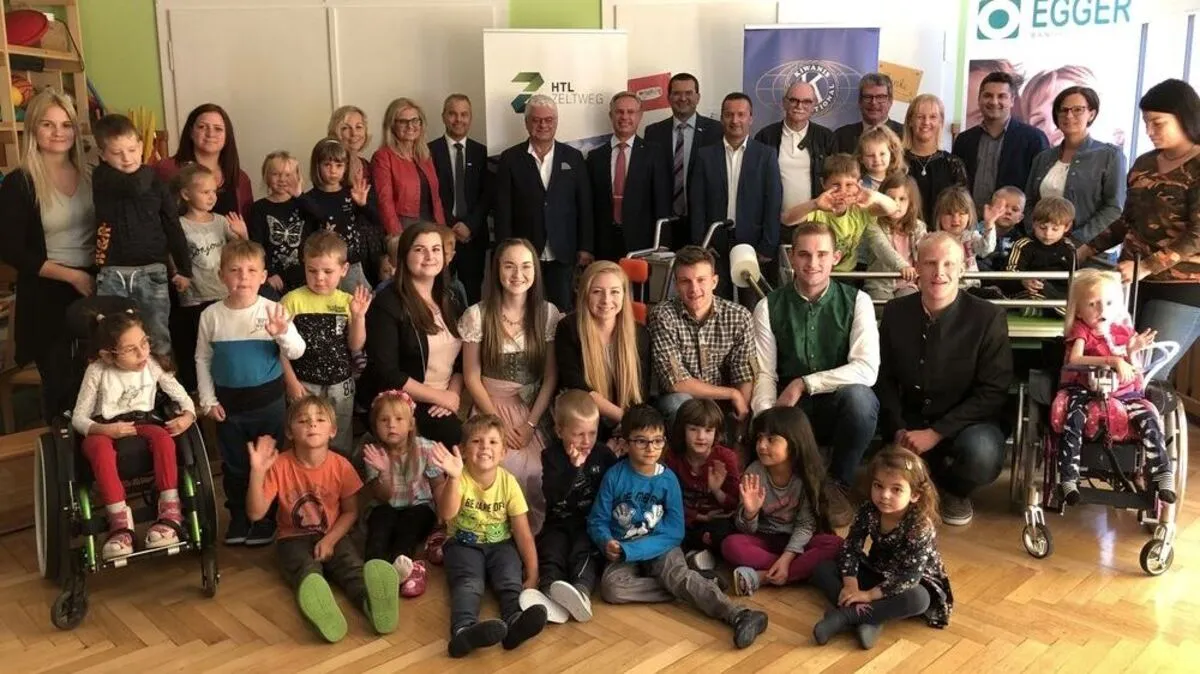 Die Absolventen mit Sponsoren, Lehrern, Ehrengästen und natürlich den Kindern des Heilpädagogischen Kindergartens