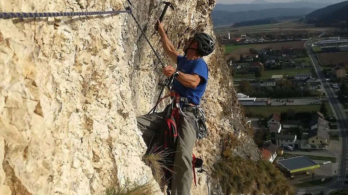 Christian Grübler richtet den Klettersteig ein
