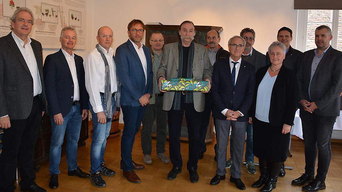 Oberärzte, Primarii und Politiker bei der Dankesfeier für Primar Schlapper (Bildmitte mit Geschenk) im Bambergsaal in Wolfsberg