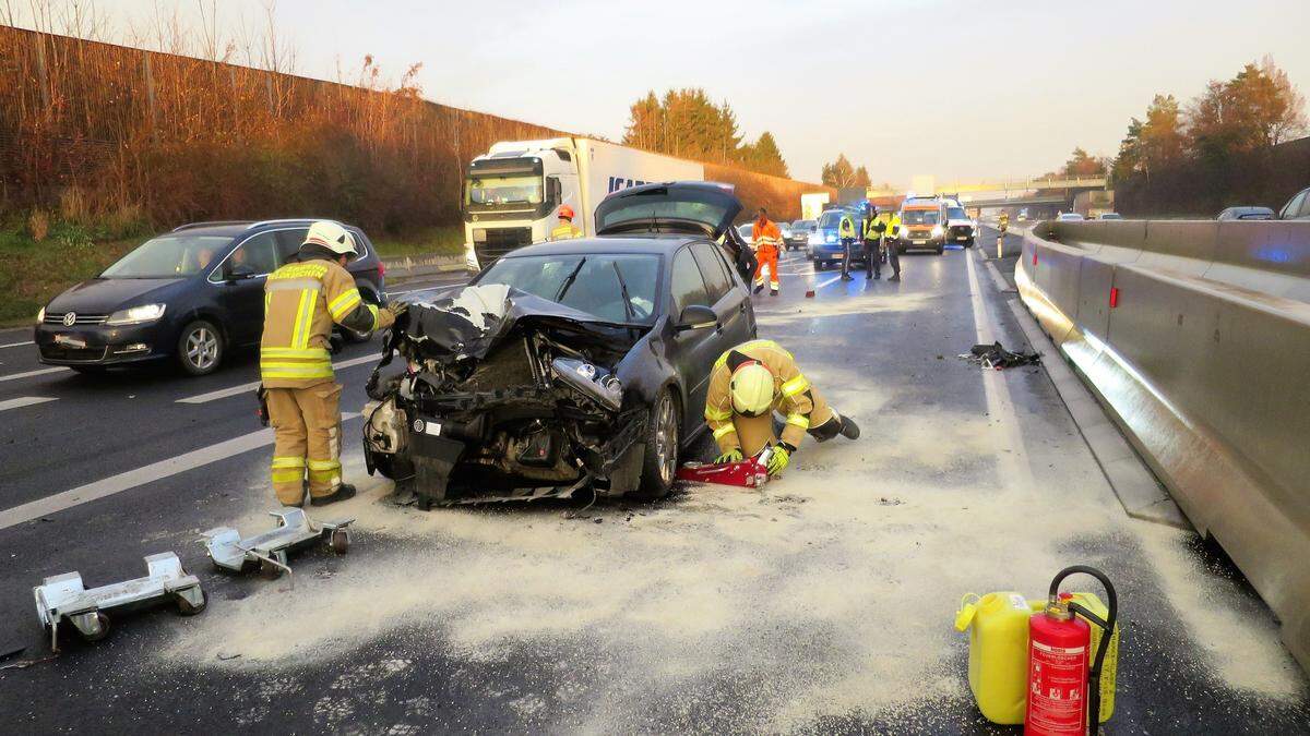 Der 29-jährige Lenker dürfte den Stau vor ihm übersehen haben und krachte in die Kolonne