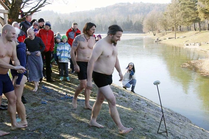 Um Punkt 11 Uhr erfolgte der Startschuss zum zweiten großen Neujahr-Eis-Schwimmevent.