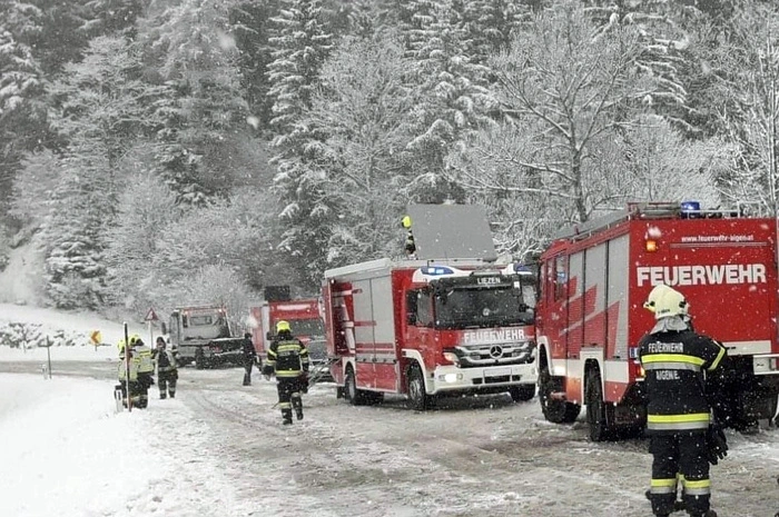Die FF Aigen wurde als erste alarmiert, gemeinsam mit der FF Liezen fingen sie die ausgetretenen Betriebsmittel des Autos durch eine Ölsperre ein. "Es handelt sich dabei um ein Natura 2000-Gebiet", informiert Sebastian Emmer von der FF Liezen